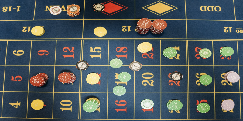 Mesa de ruleta con apuestas pasa y falta